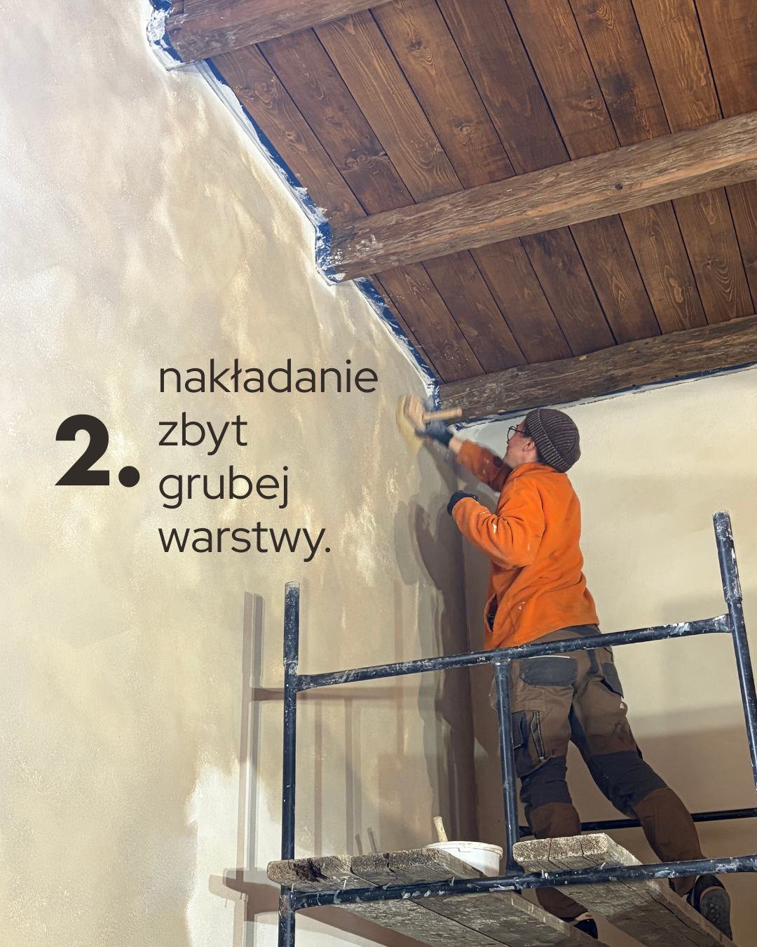 Nakładanie farby wapiennej cienkimi warstwami